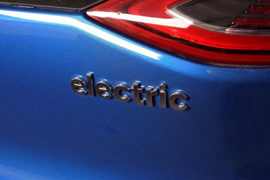Логотип Hyundai IONIQ electric (AE) 2016 года  (NA) (фото 30 из 41)